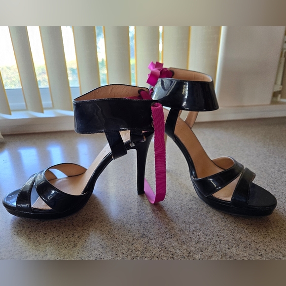 Colin Stuart 4 in patent leather heels. - Picture 2 of 9